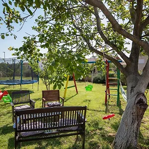 Appartamento Dadic With Parking & Playground, Medolino
